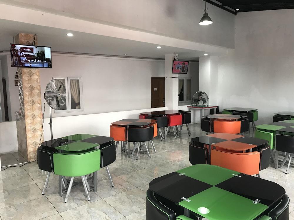 Oyo 1825 Marcopolo Homestay Pekanbaru Luaran gambar